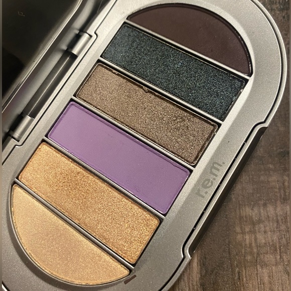 R.E.M Beauty Groovy Baby Eyeshadow Palette - Picture 2 of 4